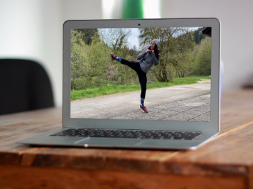 Laptop auf Tisch mit Kickbox Aerobic Online Fitness Angebot